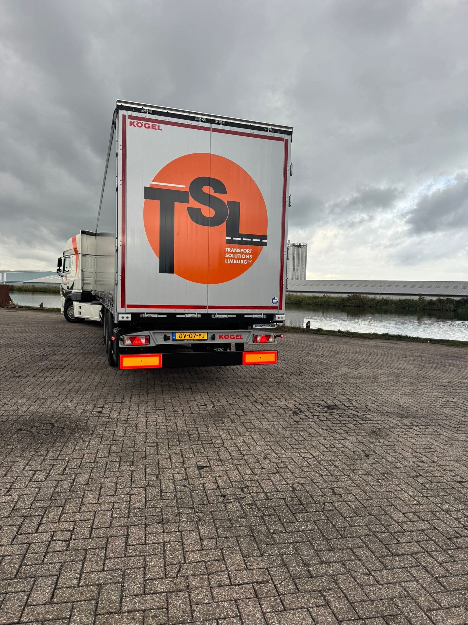 Witte DAF-trekker met huifzeiloplegger van Transport Solutions Limburg