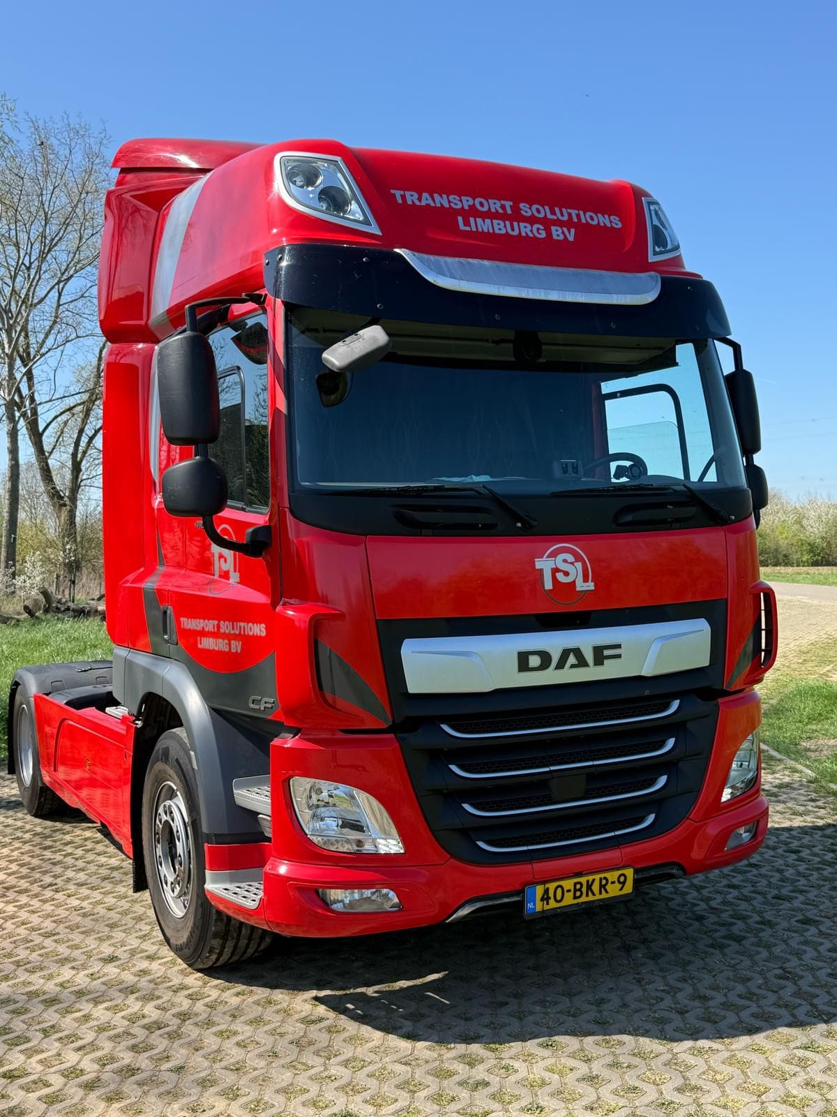 TSL-vrachtwagen met oplegger op locatie tijdens een transportrit