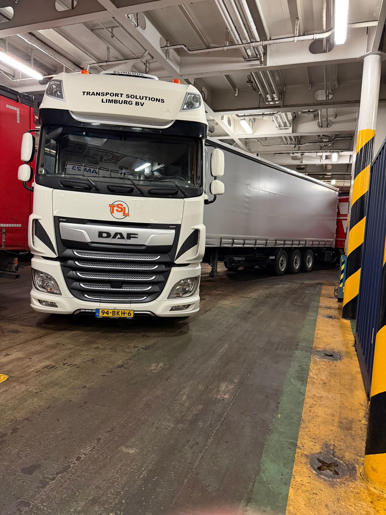 DAF-vrachtwagen van Transport Solutions Limburg onderweg met oplegger
