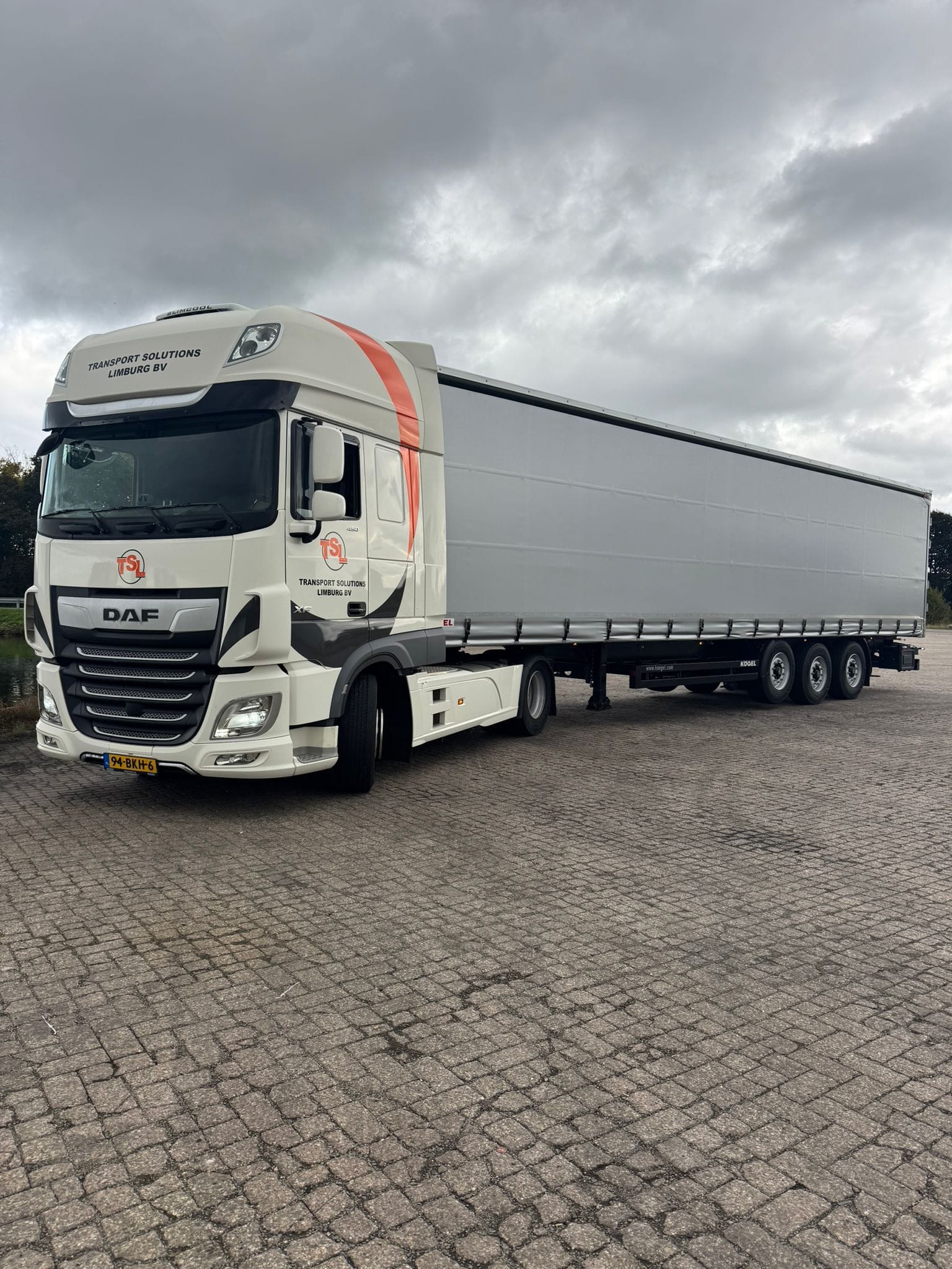 Vrachtwagen van Transport Solutions Limburg met de herkenbare rood-witte TSL-belettering